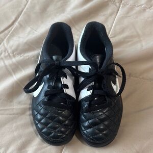 Nike soccer cleats SMALL CHILD  9.5